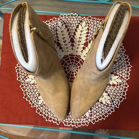Nwt Vince Camuto bootie. Size 6.5. Suede. Heel 2.5” - Picture 6 of 8